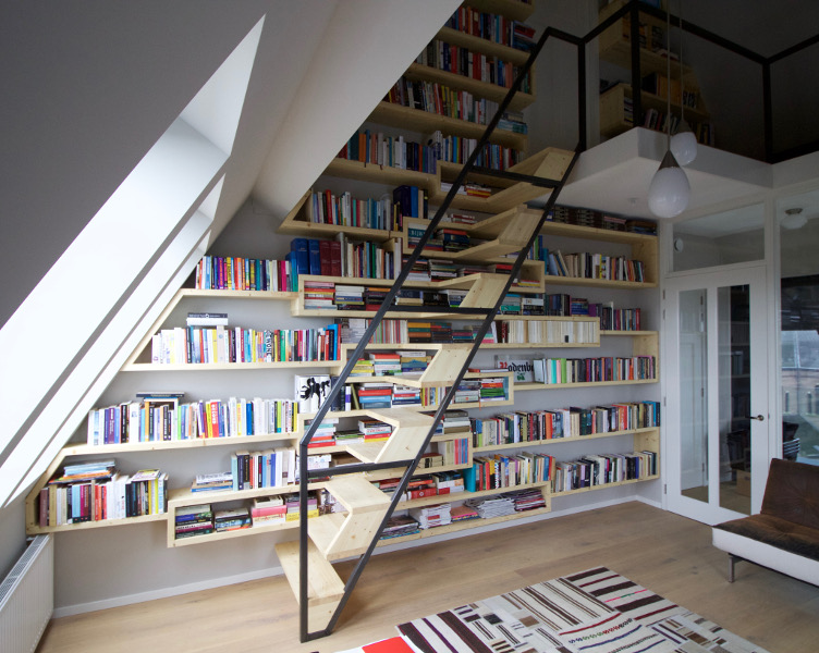 Trapkast: boekenwand met stalen trap naar een vide